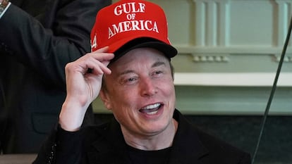 Musk participaba el pasado 30 de abril en su última reunión del gabinete del Gobierno de Trump, para la que se puso dos gorras trumpistas.