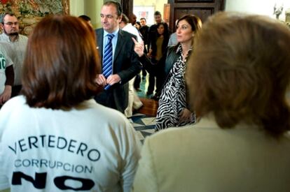 El presidente de la Diputación de Alicante, José Joaquín Ripoll, junto a la alcaldesa de Orihuela, Mónica Llorente, durante una protesta de vecinos contra la construcción de una planta de basuras adjudicada a Enrique Ortiz en Torremendo.