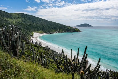 De setembre a març és la millor època per apropar-se a la majoria de platges brasileres. Prainhas do Pontal, a unes dues hores i mitja de Rio de Janeiro, en realitat són dues platges separades per unes roques. Un mar tranquil perfecte per banyar-se. Això sí, si s'hi arriba amb cotxe cal baixar uns 200 esglaons fins a la sorra.