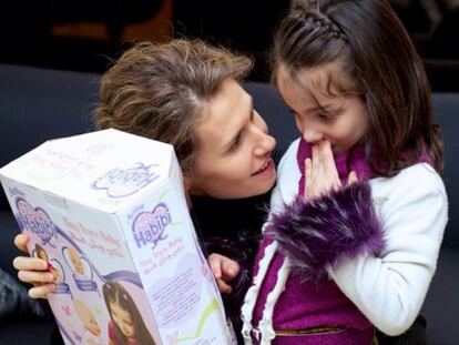 “Siento la muerte de tus padres. Esta muñeca hará que todo vaya mejor”, escriben en esta imagen los internautas.