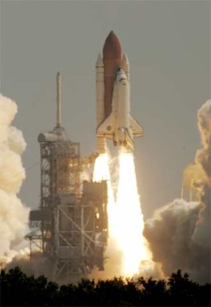 El trasbordador espacial parte hacia el espacio desde Cabo Cañaveral.