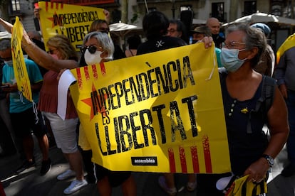 People protest in front of the Liceu theater in Barcelona in support of the jailed independence leaders.