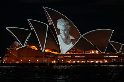 Imagen de la reina Isabel II proyectada en la fachada de la Ópera de Sídney, este viernes. 