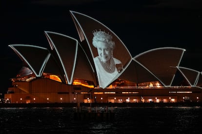 Imagen de la reina Isabel II proyectada en la fachada de la Ópera de Sídney, este viernes.