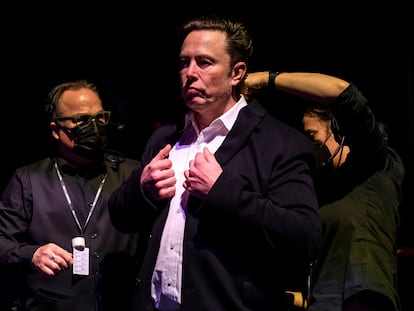 Elon Musk participa en una conferencia TED horas después de hacer pública su oferta por Twitter.