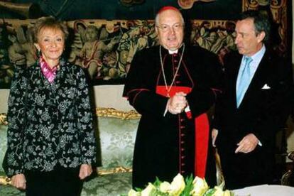 La vicepresidenta del Gobierno español, María Teresa Fernández de la Vega, el secretario de Estado vaticano, Angelo Sodano, y el embajador de España ante el Vaticano, Jorge Dezcallar, el pasado día 10 en Roma.