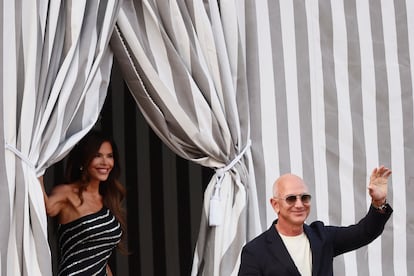 Jeff Bezos y Lauren Sanchez han dado el pistoletazo de salida a su superboda de tres días —del jueves 26 al sábado 28 de junio— en Venecia. Las celebraciones han comenzado en medio de protestas vecinales por el uso de la ciudad italiana como decorado para ricos, con amenazas de la comunidad de boicotear los fastos del magnate y con cambios de última hora por motivos de seguridad. En la imagen, Lauren Sanchez y Jeff Bezos a su llegada a Venecia, el 25 de junio de 2025.