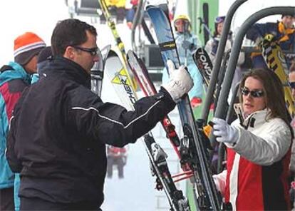 Don Felipe y su prometida, Letizia Ortiz, junto a un remonte en la estación de Baqueira-Beret (Lleida).