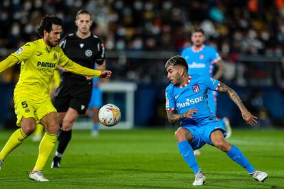 Parejo y Correa pugnan por el balón. Europa Press