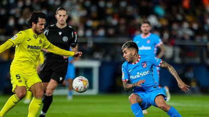 Parejo y Correa pugnan por el balón.