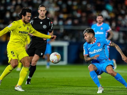 Parejo y Correa pugnan por el balón.