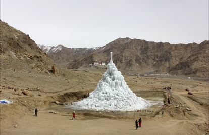 La exposición 'Les usages du monde' reflexiona sobre la manera en la que nos relacionamos con el planeta en puntos tan distantes como un terreno volcánico en Estados Unidos o un glaciar en la región de Cachemira, administrada por la India, en la imagen, interrvenido por el ingeniero Inde Sonam Wangchuk.