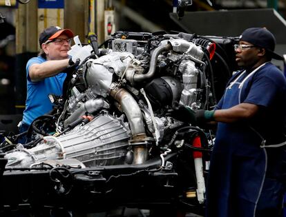 Dos trabajadores de una línea de montaje de la General Motors en Míchigan, a mediados de 2019.