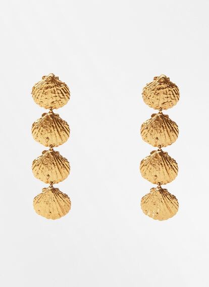Estos pendientes ‘XXL’, con conchas doradas, de Zara prometen convertirse en uno de los grandes virales del gigante de Inditex para esta temporada. 12,95 €