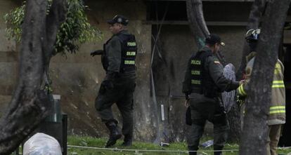 Polic&iacute;as afuera de la estaci&oacute;n donde se produjo la explosi&oacute;n 