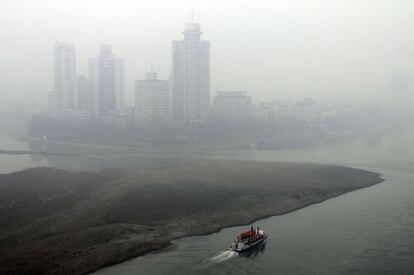 Leshan, en la provincia china de Sichuan, donde esta imagen de contaminación ya se ha convertido en lo habitual. Lo raro es ver el sol.