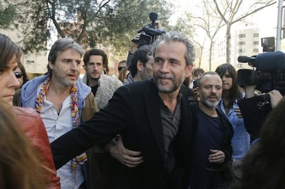El actor Guillermo Toledo, recibido por compañeros de profesión el pasado 30 de marzo a la salida de los juzgados.