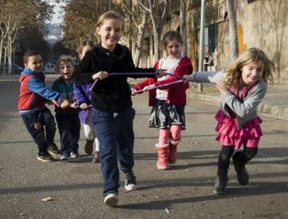 Nens jugant al carrer de Cartagena.