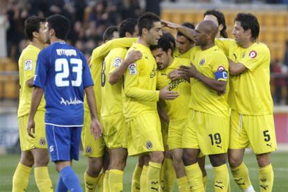 Los jugadores del Villarreal celebra en gol de Escudero.