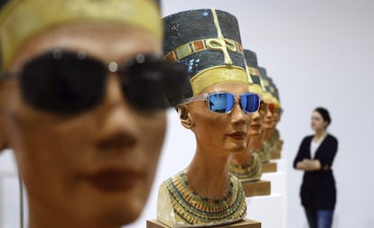 Obras de la artista alemana Isa Genzken, que representa el busto de Nefertiti con gafas de sol, en el centro Martin Gropius Bau de Berlín (Alemania).