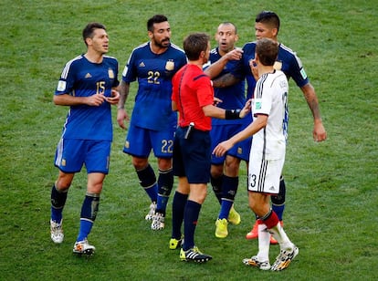 El árbitro Nicola Rizzoli con Ezequiel Lavezzi, Pablo Zabaleta, Marcos Rojo de Argentinay Thomas Mueller de Alemania.