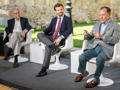 Rafael Arias Salgado, Pablo Casado e Ignacio Camuñas, durante una mesa redonda organizada por el PP en Ávila.