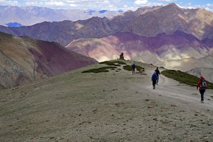 Desde la ciudad de Leh, en la región de Ladakh, es difícil no percatarse del Stok Kangri por dos motivos: es un pico nevado y puntiagudo que se alza sobre la localidad y, además, es el monte más elevado de India. La ascensión no resulta complicada y brinda un maravilloso panorama del paisaje de esta región india (en la foto, descenso desde el paso de Ganda La).