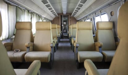 Interior de un vagón de segunda categoría.