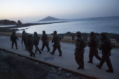 Marines del Ejército de Corea del Sur patrullan en la costa de la isla de Yeonpyeong, la zona atacada con varios obuses por Corea del Norte.