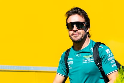 Fernando Alonso a su llegada al Circuito de Barcelona-Catalunya, previo a la carrera del GP de España de Fórmula Uno que se celebró en el Circuito de Barcelona.