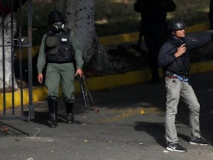 Un comando de la Guardia Nacional asaltó dos guarniciones en Caracas. Vecinos de la zona salieron a apoyar el alzamiento, que fue contenido horas después