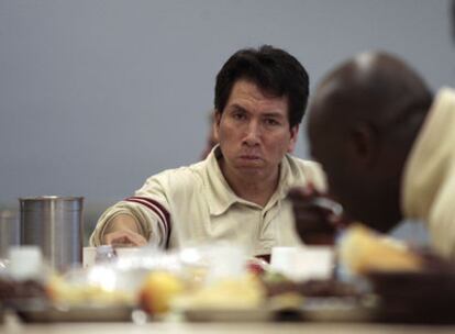 Marco Quiroga, en el comedor de la Casa de la Caridad de Valencia.