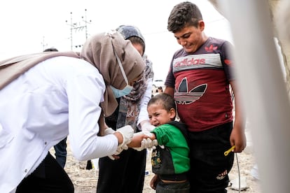 Un niños refugiado sirio recibe la vacuna contra la poliomielitis el 17 de octubre de 2019 en Dohuk (Irak).
