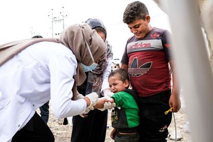 Un niños refugiado sirio recibe la vacuna contra la poliomielitis el 17 de octubre de 2019 en Dohuk (Irak).