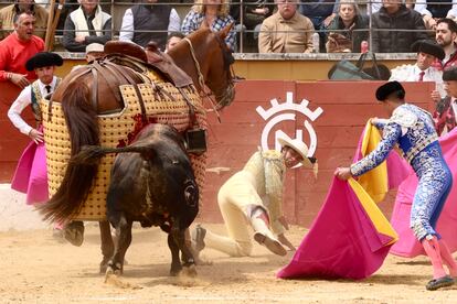 El cuarto toro empuja al caballo tras derribar al picador.