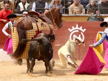 El cuarto toro empuja al caballo tras derribar al picador.
