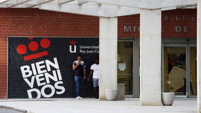 Alumnos en la biblioteca de la Universidad Rey Juan Carlos de Móstoles.