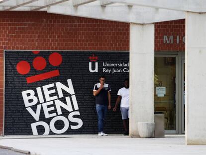 Alumnos en la biblioteca de la Universidad Rey Juan Carlos de Móstoles.