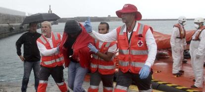 Personal de Cruz Roja traslada a uno de los 13 inmigrantes rescatados en Tarifa el pasado día 19.