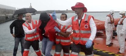 Personal de Cruz Roja traslada a uno de los 13 inmigrantes rescatados en Tarifa el pasado d&iacute;a 19.