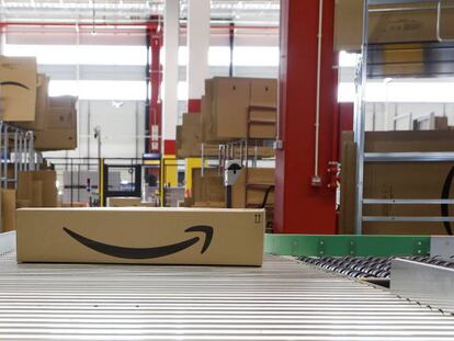 Una caja de Amazon en uno de sus centros logísticos.