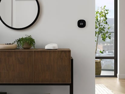 Router eero 7 de Amazon en una mesa