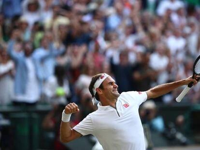 Federer celebra la victoria contra Nadal en la central el Wimbledon.