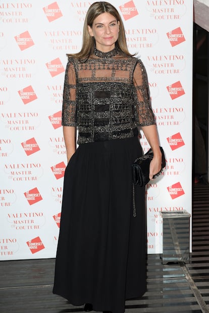 Natalie Massenet combinó un top transparente de pedrería con falda de raso negra. 