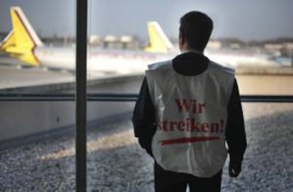 Un empleado de los servicios de tráfico en tierra observa la pista del aeropuerto Colonia/Bonn en Colonia. EFE/Archivo