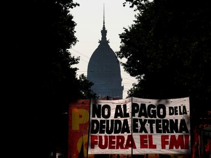 Manifestantes protestan contra la negociación de la deuda externa en Buenos Aires el 12 de febrero pasado.