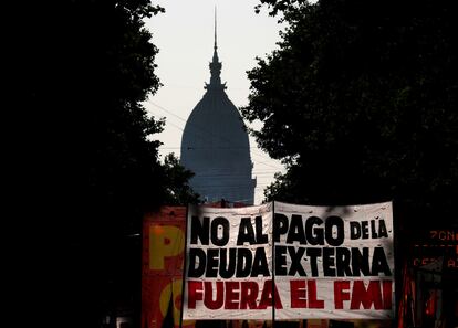 Manifestantes protestan contra la negociación de la deuda externa en Buenos Aires el 12 de febrero pasado.