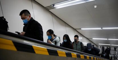 Ciudadanos en el metro de Pekín.