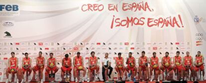 La selección española, ayer durante su presentación en Madrid. De izquierda a derecha, Carlos Suárez, San Emeterio, Fran Vázquez, Llull, Ricky Rubio, Felipe Reyes, Garbajosa, Sergio Scariolo (seleccionador), Calderón, Navarro, Marc Gasol, Rudy Fernández, Mumbrú, Claver, Aguilar y Rafa Martínez.