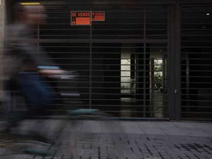 Cartel de venta de una plaza de garaje en la calle de Muñoz Torrero, en el entorno de Madrid Central.  